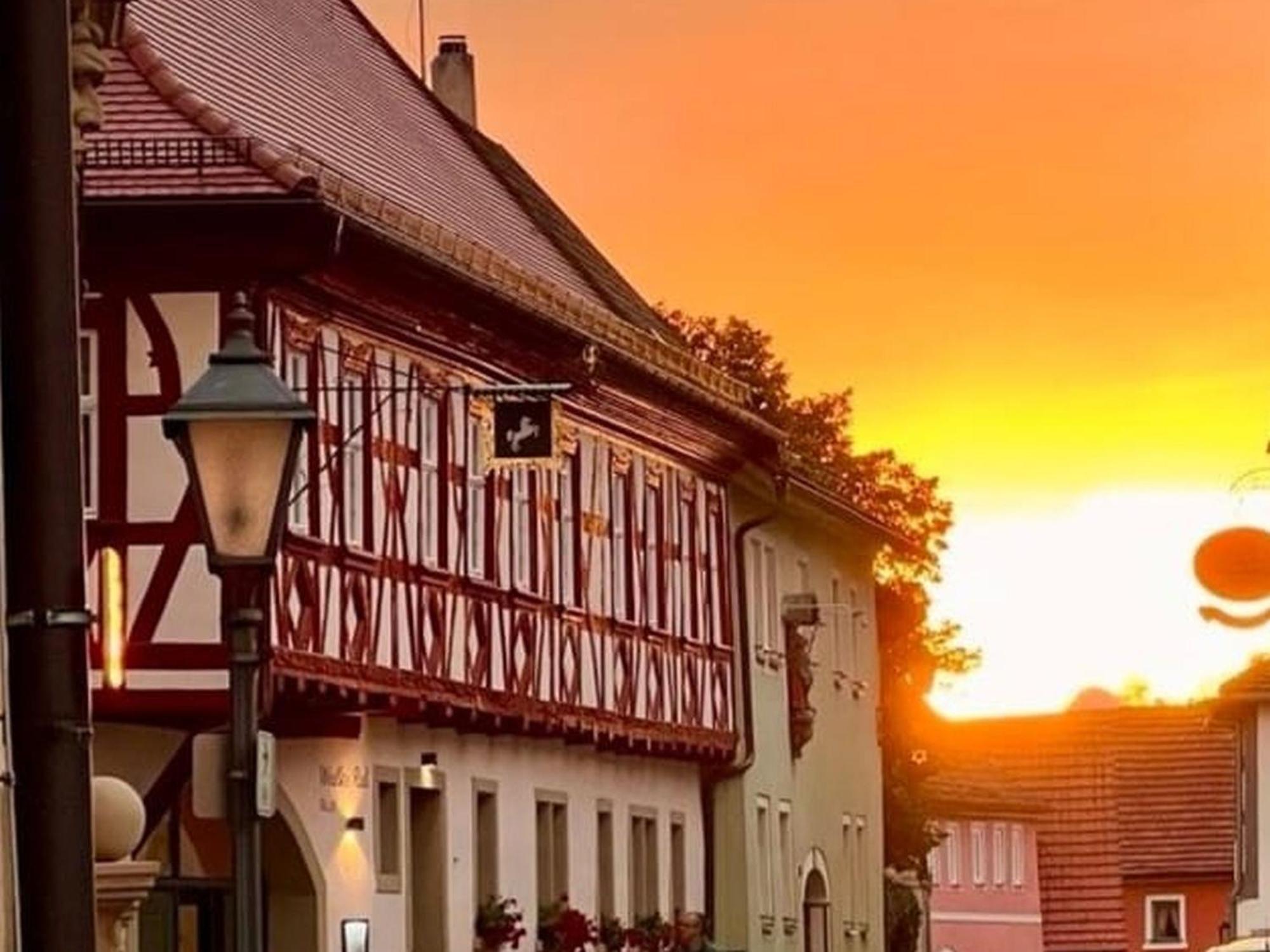 Gasthof Weisses Ross Ипхофен Экстерьер фото